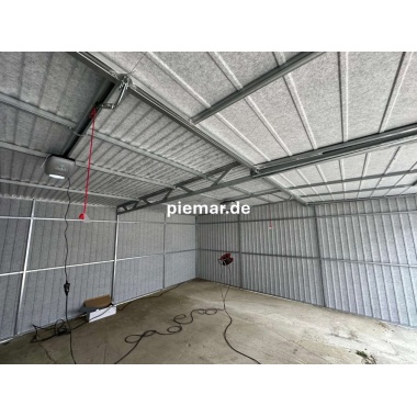 blechgarage-mit-dachneigung-nach-hinten-schwingtor-horizontalpanel-elektroantrieb-dachrinne-kondensvlies-dach-waende-attika-kantenschutz-konstruktion-aus-verzinkten-vierkantprofilen-in-farbe_10