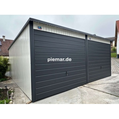 blechgarage-mit-dachneigung-nach-hinten-schwingtor-horizontalpanel-elektroantrieb-dachrinne-kondensvlies-dach-waende-attika-kantenschutz-konstruktion-aus-verzinkten-vierkantprofilen-in-farbe_13