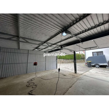 blechgarage-mit-dachneigung-nach-hinten-schwingtor-horizontalpanel-elektroantrieb-dachrinne-kondensvlies-dach-waende-attika-kantenschutz-konstruktion-aus-verzinkten-vierkantprofilen-in-farbe_5