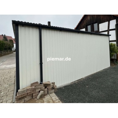 blechgarage-mit-dachneigung-nach-hinten-schwingtor-horizontalpanel-elektroantrieb-dachrinne-kondensvlies-dach-waende-attika-kantenschutz-konstruktion-aus-verzinkten-vierkantprofilen-in-farbe_6