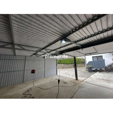 blechgarage-mit-dachneigung-nach-hinten-schwingtor-horizontalpanel-elektroantrieb-dachrinne-kondensvlies-dach-waende-attika-kantenschutz-konstruktion-aus-verzinkten-vierkantprofilen-in-farbe_9