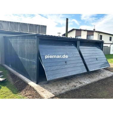 blechgarage-mit-dachneigung-nach-vorne-schwingtor-horizontalpanel-konstruktion-aus-verzinkten-vierkantprofilen-dachrinne-attika-kantenschutz-in-farbe_1