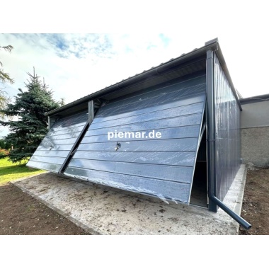 blechgarage-mit-dachneigung-nach-vorne-schwingtor-horizontalpanel-konstruktion-aus-verzinkten-vierkantprofilen-dachrinne-attika-kantenschutz-in-farbe_2