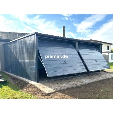blechgarage-mit-dachneigung-nach-vorne-schwingtor-horizontalpanel-konstruktion-aus-verzinkten-vierkantprofilen-dachrinne-attika-kantenschutz-in-farbe_5