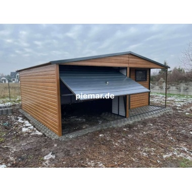 blechgarage-mit-einem-satteldach-konstruktion-aus-grudnierten-vierkantprofilen-1x-schwingtor-horizontalpanel-1x-tuer-tueroeffnung-nach-links-fenster-holzoptik-attika-dachblende-kantenschutz-trennwand-bleche-horizontal-vern