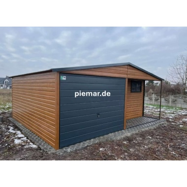 blechgarage-mit-einem-satteldach-konstruktion-aus-grudnierten-vierkantprofilen-1x-schwingtor-horizontalpanel-1x-tuer-tueroeffnung-nach-links-fenster-holzoptik-attika-dachblende-kantenschutz-trennwand-bleche-horizontal-vern_3