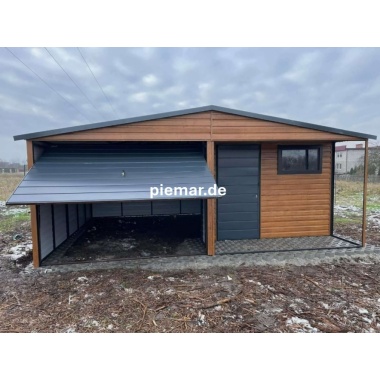 blechgarage-mit-einem-satteldach-konstruktion-aus-grudnierten-vierkantprofilen-1x-schwingtor-horizontalpanel-1x-tuer-tueroeffnung-nach-links-fenster-holzoptik-attika-dachblende-kantenschutz-trennwand-bleche-horizontal-vernie_1