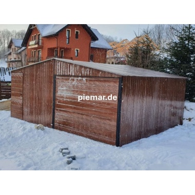 blechgarage-mit-einem-satteldach-schwingtor-horizontalpanel-tuer-in-holzdekofarbe_1