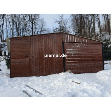 blechgarage-mit-einem-satteldach-schwingtor-horizontalpanel-tuer-in-holzdekofarbe_3