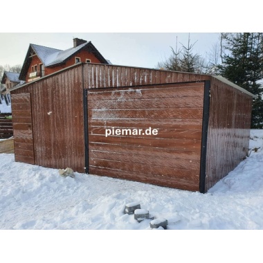 blechgarage-mit-einem-satteldach-schwingtor-horizontalpanel-tuer-in-holzdekofarbe_4