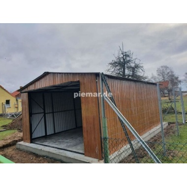 blechgarage-mit-einem-satteldach-schwingtor-in-holzdekofarbe_2