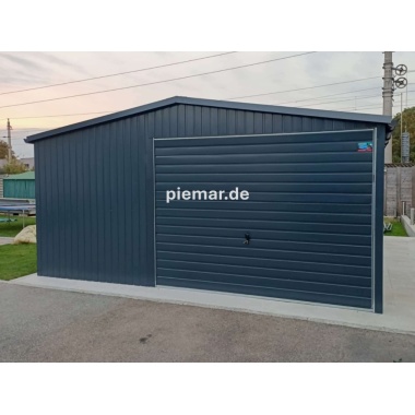 blechgarage-mit-einem-satteldach-schwingtor-tuer-attika-kantenschutz-bleche-horizontal-vernietet-konstruktion-aus-verzinkten-vierkantprofilen-dachrinne-in-farbe_2