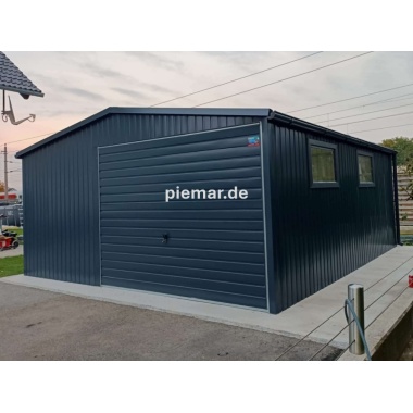 blechgarage-mit-einem-satteldach-schwingtor-tuer-attika-kantenschutz-bleche-horizontal-vernietet-konstruktion-aus-verzinkten-vierkantprofilen-dachrinne-in-farbe_3