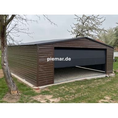 blechgarage-mit-einem-satteldach-sektionaltor-horizontalpanel-holzoptik-tuer-fenster-attika-kantenschutz-konstruktion-aus-verzinkten-vierkantprofilen_1