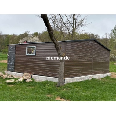 blechgarage-mit-einem-satteldach-sektionaltor-horizontalpanel-holzoptik-tuer-fenster-attika-kantenschutz-konstruktion-aus-verzinkten-vierkantprofilen_3