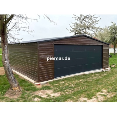 blechgarage-mit-einem-satteldach-sektionaltor-horizontalpanel-holzoptik-tuer-fenster-attika-kantenschutz-konstruktion-aus-verzinkten-vierkantprofilen_4