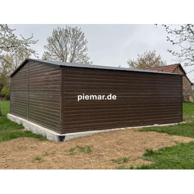 blechgarage-mit-einem-satteldach-sektionaltor-horizontalpanel-holzoptik-tuer-fenster-attika-kantenschutz-konstruktion-aus-verzinkten-vierkantprofilen_5