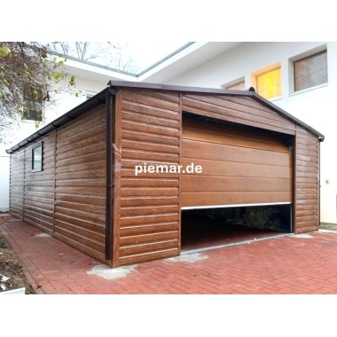 blechgarage-mit-einem-satteldach-tur-2x-fenster-sektionaltor-holzoptik-dachrinne-kondensvlies-dach-kondensvlies-wande-attika-dachblende-kantenschutz-konstruktion-aus-verzinkten-vierkantprofilen-bleche-horizontal-vernietet__6