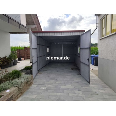 blechgarage-mit-einer-dachneigung-nach-hinten-doppelfluegeltor-2x-fenster-dachrinne-kondensvlies-dach-und-waende-attika-dachblende-kantenschutz-konstruktion-aus-verzinkten-vierkantprofilen-in-farbe_2