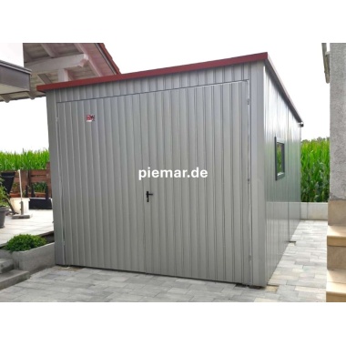 blechgarage-mit-einer-dachneigung-nach-hinten-doppelfluegeltor-2x-fenster-dachrinne-kondensvlies-dach-und-waende-attika-dachblende-kantenschutz-konstruktion-aus-verzinkten-vierkantprofilen-in-farbe_3