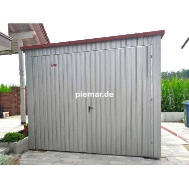 blechgarage-mit-einer-dachneigung-nach-hinten-doppelfluegeltor-2x-fenster-dachrinne-kondensvlies-dach-und-waende-attika-dachblende-kantenschutz-konstruktion-aus-verzinkten-vierkantprofilen-in-farbe_5