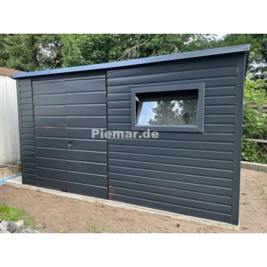 blechgarage-mit-einer-dachneigung-nach-hinten-doppelfluegeltor-fenster-attika-dachblende-kantenschutz-bleche-horizontal-vernietet_1