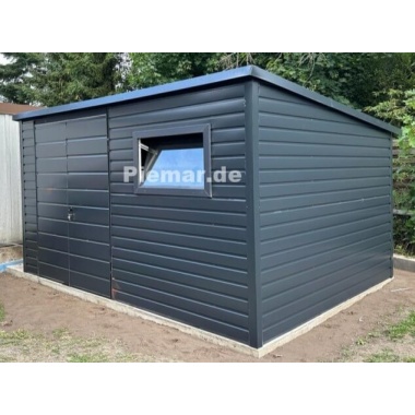 blechgarage-mit-einer-dachneigung-nach-hinten-doppelfluegeltor-fenster-attika-dachblende-kantenschutz-bleche-horizontal-vernietet_2