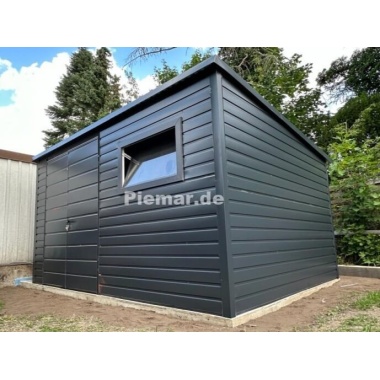blechgarage-mit-einer-dachneigung-nach-hinten-doppelfluegeltor-fenster-attika-dachblende-kantenschutz-bleche-horizontal-vernietet_3