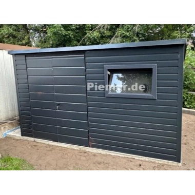 blechgarage-mit-einer-dachneigung-nach-hinten-doppelfluegeltor-fenster-attika-dachblende-kantenschutz-bleche-horizontal-vernietet_4
