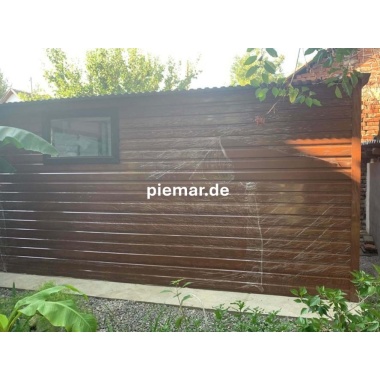 blechgarage-mit-einer-dachneigung-rechts-konstruktion-aus-grudnierten-vierkantprofilen-dachneigung-rechts-1x-doppelfluegeltor-fenster-holzoptik-attika-dachblende-kantenschutz-bleche-horizontal-vernietet_5