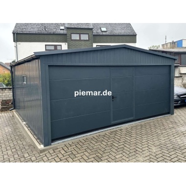 blechgarage-mit-satteldach-sektionaltor-schlupftuer-attika-kantenschutz-dachrinne-lichtband-kondensvlies-dach-konstruktion-aus-verzinkten-vierkantprofilen-in-farbe_3