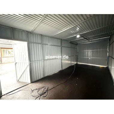 blechgarage-mit-schwingtor-elektroantrieb-tuer-1x-fenster-attika-kantenschutz-konstruktion-aus-verzinkten-vierkantprofilen-in-holzdekofarbe_5