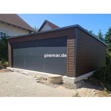 blechgarage-mit-sektionaltor-kantenschutz-attika-tuer-dachrinne-konstruktion-aus-verzinkten-vierkantprofilen-bleche-horizontal-vernietet-in-holzdekofarbe_1v