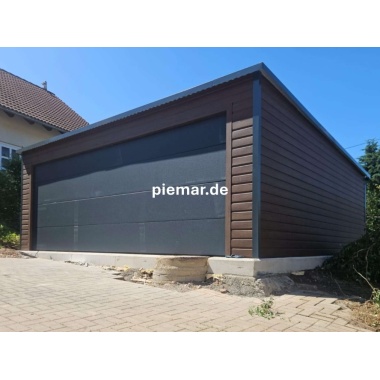 blechgarage-mit-sektionaltor-kantenschutz-attika-tuer-dachrinne-konstruktion-aus-verzinkten-vierkantprofilen-bleche-horizontal-vernietet-in-holzdekofarbe_4v