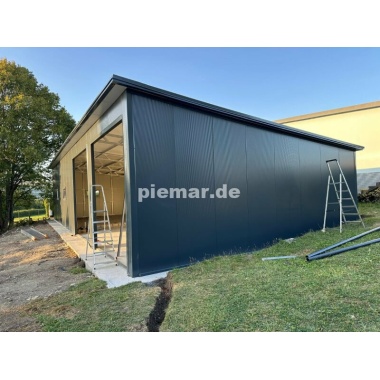 blechgarage_garage_mit_dachneigung_nach_hinten_konstruktion_aus_verzinkten_vierkantprofilen_3x_fenster_2x_sektionaltor_elektroan_1379921853