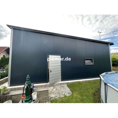 garage-12x9x410-m-mit-einer-dachneigung-nach-hinten-1x-sektionaltor-inkl-elektroantrieb-3x-fenster-2x-tuer-attika-dachblende-kantenschutz-dachrinne-in-farbe-konstruktion-aus-verzinkten-vierkantprofilen-isolation-statik