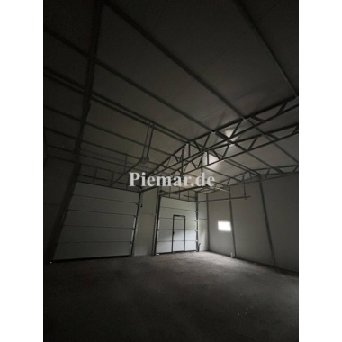 garage-8x10x450m-mit-einem-satteldach-tuer-fenster-sektionaltor-1x-schlupftuer-fuer-sektionaltor-dachrinne-attika-kantenschutz-konstruktion-aus-verzinkten-vierkantprofilen-in-farbe-isolation_5