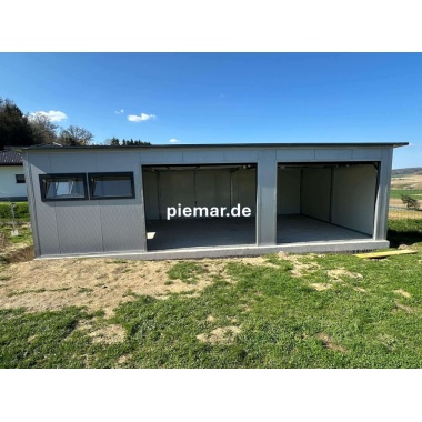 garage-900-m-500-m-250-m-mit-einer-dachneigung-nach-hinten-3x-fenster-2x-sektionaltor-inkl-elektroantrieb-1x-schlupftuer-fuer-sektionaltor-tueroeffnung-nach-links-dachrinne-attika-dachblende-konstruktion-aus-verzinkten_1