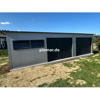 garage-900-m-500-m-250-m-mit-einer-dachneigung-nach-hinten-3x-fenster-2x-sektionaltor-inkl-elektroantrieb-1x-schlupftuer-fuer-sektionaltor-tueroeffnung-nach-links-dachrinne-attika-dachblende-konstruktion-aus-verzinkten__10