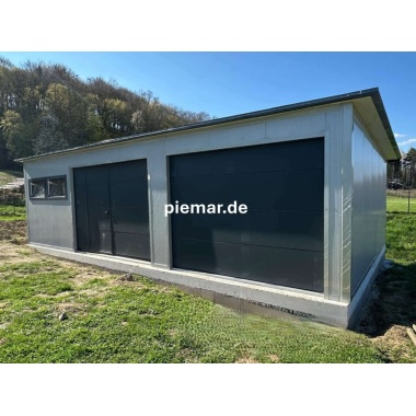 garage-900-m-500-m-250-m-mit-einer-dachneigung-nach-hinten-3x-fenster-2x-sektionaltor-inkl-elektroantrieb-1x-schlupftuer-fuer-sektionaltor-tueroeffnung-nach-links-dachrinne-attika-dachblende-konstruktion-aus-verzinkten__12