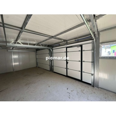garage-900-m-500-m-250-m-mit-einer-dachneigung-nach-hinten-3x-fenster-2x-sektionaltor-inkl-elektroantrieb-1x-schlupftuer-fuer-sektionaltor-tueroeffnung-nach-links-dachrinne-attika-dachblende-konstruktion-aus-verzinkten__3
