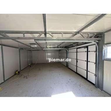 garage-900-m-500-m-250-m-mit-einer-dachneigung-nach-hinten-3x-fenster-2x-sektionaltor-inkl-elektroantrieb-1x-schlupftuer-fuer-sektionaltor-tueroeffnung-nach-links-dachrinne-attika-dachblende-konstruktion-aus-verzinkten__4