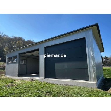 garage-900-m-500-m-250-m-mit-einer-dachneigung-nach-hinten-3x-fenster-2x-sektionaltor-inkl-elektroantrieb-1x-schlupftuer-fuer-sektionaltor-tueroeffnung-nach-links-dachrinne-attika-dachblende-konstruktion-aus-verzinkten__5