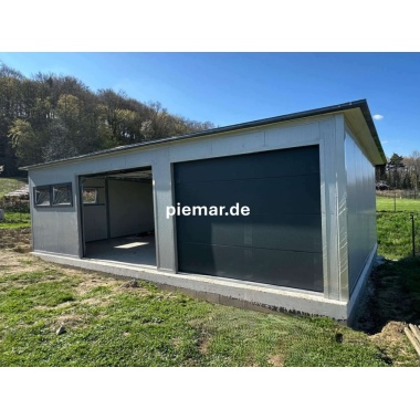 garage-900-m-500-m-250-m-mit-einer-dachneigung-nach-hinten-3x-fenster-2x-sektionaltor-inkl-elektroantrieb-1x-schlupftuer-fuer-sektionaltor-tueroeffnung-nach-links-dachrinne-attika-dachblende-konstruktion-aus-verzinkten__6