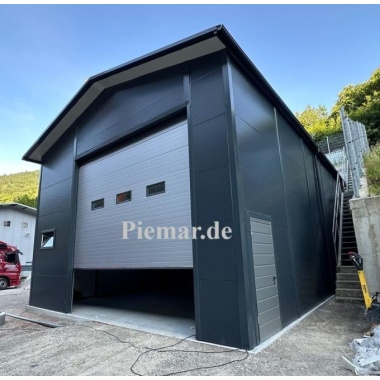 garage-halle-blechgarage-mit-einem-satteldach-tuer-fenster-lichtband-sektionaltor-dachrinne-attika-dachblende-konstruktion-aus-verzinkten-vierkantprofilen-in-farbe-verankerung-isolation_15