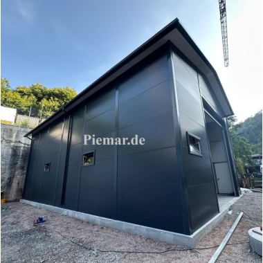 garage-halle-blechgarage-mit-einem-satteldach-tuer-fenster-lichtband-sektionaltor-dachrinne-attika-dachblende-konstruktion-aus-verzinkten-vierkantprofilen-in-farbe-verankerung-isolation_5