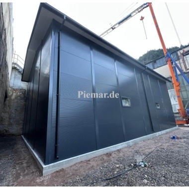 garage-halle-blechgarage-mit-einem-satteldach-tuer-fenster-lichtband-sektionaltor-dachrinne-attika-dachblende-konstruktion-aus-verzinkten-vierkantprofilen-in-farbe-verankerung-isolation_6