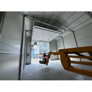 garage-halle-blechgarage-mit-einem-satteldach-tuer-fenster-lichtband-sektionaltor-dachrinne-attika-dachblende-konstruktion-aus-verzinkten-vierkantprofilen-in-farbe-verankerung-isolation_9