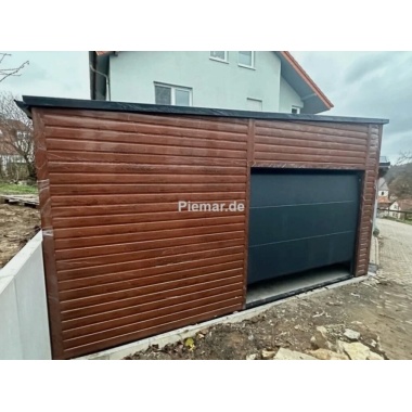 Garage mit einer Dachneigung nach links, 1x Sektionaltor, 2x Fenster, 1x Tür, Dachrinne, Attika, Kantenschutz, Holzoptik, Bleche horizontal verniete garage-mit-einer-dachneigung-nach-links-sektionaltor-fenster-tuer-dachrinne-attika-kantenschutz-holzoptik-bleche-horizontal-verniete_4