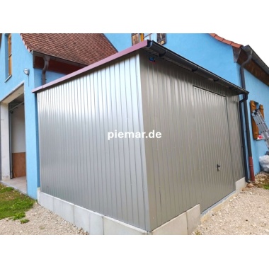 garage-mit-einer-dachneigung-nach-vorne-schwingtor-dachrinne-kondensvlies-dach-attika-dachblende-kantenschutz-konstruktion-aus-verzinkten-vierkantprofilen-verankerung-in-farbe_1
